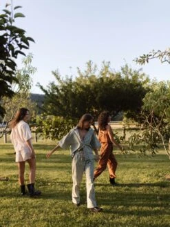 Linen House Springsteen Moss Shirt -Linen House Dreamscape Sales Store lh aw23 loungewear lifestyle t9 1