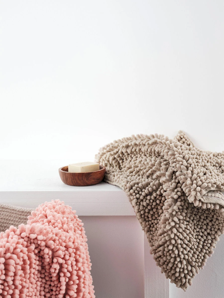 Linen House Reed Toggle Pink Contour Bath Mat - 1700 GSM 2 Linen House Reed Toggle Pink Contour Bath Mat - 1700 GSM - Image 2