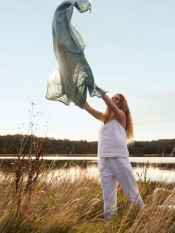 Linen House Belmondo Surf Throw -Linen House Dreamscape Sales Store lh ss21 22 belmondo thrw talent lifestyle t5